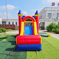 Château gonflable commercial en PVC rouge et bleu avec toboggan pour enfants, idéal pour les événements extérieurs et la location de matériel événementiel