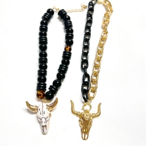 <span class=keywords><strong>Collana</strong></span> <span class=keywords><strong>con</strong></span> Ciondolo Teschio di Toro alla Moda per Uomo e Donna, Catena Nera <span class=keywords><strong>con</strong></span> Perline e Charm Teschio <span class=keywords><strong>con</strong></span> <span class=keywords><strong>Corno</strong></span> Dorato, Gioiello Gotico Occidentale - Product Image 1