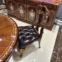 Chaise de salle à manger de style britannique Chippendale, chaise en bois sculptée à la main avec décor doré et siège en cuir capitonné