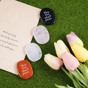 Piedra de cristal de energía tallada personalizada, esto también pasará adorno de descompresión de dedo con tema de amor para decoraciones navideñas - Product Image 3