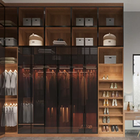 Armoire murale modulaire en bois sur mesure de luxe moderne avec éclairage LED intégré