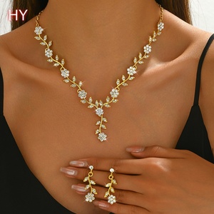 Set di Collana e Orecchini in Stile Europeo HY, Anello Nuziale a Forma di Fiore di Prugna con Diamanti Colorati sulla Catena per la Clavicola - Product Image 3