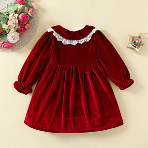 Autunno inverno abito da ragazza a manica lunga con collo in pizzo in velluto dorato con bottoni per bambini abiti natalizi per bambini Stock - Product Image 2