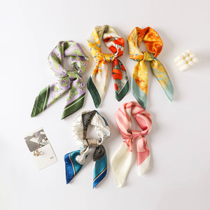 Foulard carré en polyester de 70 cm à motif écossais, style coréen, pour homme, tendance, polyvalent, pour la <span class=keywords><strong>saison</strong></span> printanière, idéal pour les occasions professionnelles. - Product Image 3
