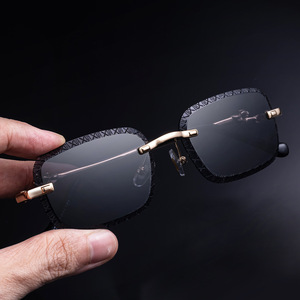 แว่นกันแดดไร้กรอบใหม่สำหรับผู้ชายกรอบโลหะเลนส์พีซียูวี 400 ป้องกันคลาส 2 แว่นกันแดดสีดำดีไซน์แฟชั่น - Product Image 2