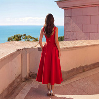 Robe midi élégante rouge unie sans manches à col bateau, taille ajustée, jupe évasée trapèze en satin, idéale pour les soirées d'été et les banquets (OEM)