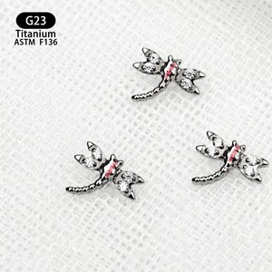 Boucles d'oreilles en titane en forme de libellule avec incrustation de zircon 5A G23 ASTM F136 pour piercing du cartilage de l'oreille - Product Image 4