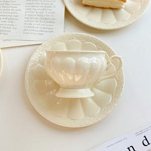 Ensemble tasse et soucoupe en céramique crémeuse de style <span class=keywords><strong>vintage</strong></span> français avec motif floral en relief et tasse en forme de citrouille pour le thé et le café de l'après-midi - Product Image 1
