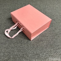 Kundendefinierte glänzende rosa geschenkbox aus Papier mit magnetverschluss für Kleidung mit Bandgriff rechteckige faltbare Verpackungsbox für Kleidung Schuhe