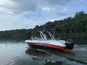Bote Deportivo de Fibra de Vidrio de 19 pies para 8 Pasajeros, Motor Personalizado, Diseño de Bote de Pesca - Product Image 3