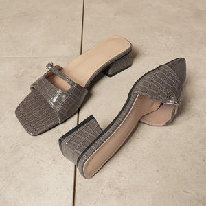 <span class=keywords><strong>Sandalias</strong></span> Planas de Punta Cuadrada para Mujer, Novedad 2026, Tacón Grueso, Moda para Exteriores, Cuero Patentado, Chanclas con Punta Descubierta, Venta al por Mayor - Product Image 2
