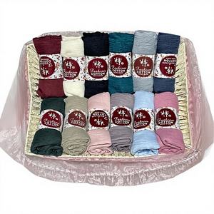 Ensemble de 12 hijabs en coton froissé 2026 – Foulards faits main de qualité supérieure, motifs floraux et unis, tons pastel chics et terreux. Doux et respirant - Product Image 1