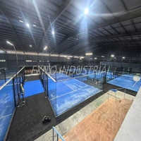 Terrain de padel panoramique EXITO avec toits disponibles, tubes galvanisés à chaud de 12 mm, verre trempé Xinyi certifié TUV.