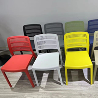 Chaises de salon modernes en plastique d'extérieur moulées sans accoudoirs pour salle à manger