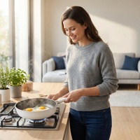Poêle à frire multifonctionnelle en titane antiadhésive sans fumée avec couvercle en verre, intérieur en céramique, chauffage facile, nettoyage facile, utilisation familiale en cuisine