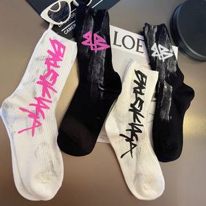 Chaussettes tendance streetwear graffiti pour femmes, mi-mollet, imprimées lettres, style délavé, pour couples, vente en gros - Product Image 3