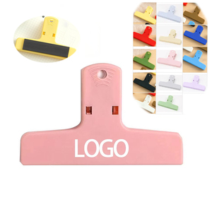 Clip magnétique personnalisé avec logo, en plastique coloré, pour factures, mémos, livres d'étudiant, et sacs alimentaires, couleurs assorties - Product Image 1