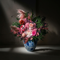Arrangement de fleurs préservées de luxe dans un vase en porcelaine bleu et blanc, élégante rose éternelle rose pour la décoration de la maison