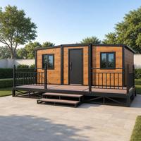 Maison modulaire préfabriquée en bois avec porche avant et rampes noires pour projets résidentiels