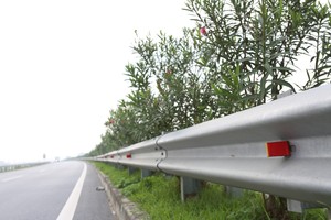 Barrières de sécurité routière et garde-corps en vente chaude, galvanisés à chaud, matériau SS400, couleur argent, normes JIS/ASTM pour la sécurité routière - Product Image 2