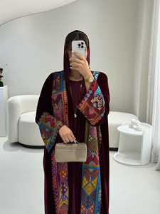 Abaya Musulmana di Lusso Personalizzata in <span class=keywords><strong>Velluto</strong></span> <span class=keywords><strong>Bordeaux</strong></span> per Donne 2025 Dubai, Ricamo Etnico Colorato con Hijab Abbinato, Abito Modesto - Product Image 4