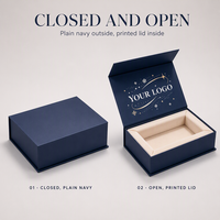 Boîte cadeau magnétique bleu marine avec logo personnalisé, impression sur le couvercle intérieur et motif flocon de neige argenté pour emballage de cadeaux d'entreprise