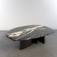 Table basse en marbre irrégulier Dream Home Organic, avec détails incurvés artistiques incrustés, support bronze foncé, mobilier haut de gamme pour villa.