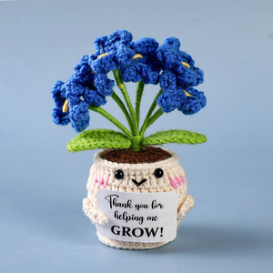 Bambola Decorativa a Forma di Pianta in Vaso Lavorata all'Uncinetto con Fiori Artificiali e Foglie Verdi che Trasmettono Energia Positiva - Product Image 4