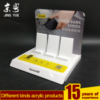 Support de présentation de comptoir moderne en acrylique PMMA blanc pour téléphones portables et batteries externes, personnalisable pour salons professionnels, recyclable