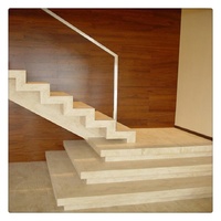 Escalier en marbre beige clair avec marches droites et courbes, carreaux durables pour usage hôtelier, escaliers intérieurs