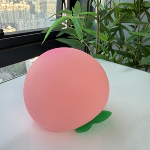 Grandes décorations réalistes en forme de pêche et de fraise à presser, super douces, pour la relaxation des mains et le soulagement du stress, en stock, vente en gros - Product Image 5