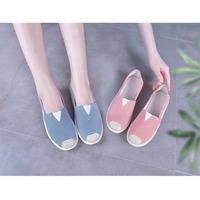Sepatu kanvas terlaris, lembut, nyaman, dan bernapas, cocok untuk pemakaian kasual sehari-hari.