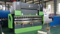 Presse plieuse hydraulique CNC entièrement automatique synchronisée haute vitesse 125T 3200 avec table de couronnement pour aluminium et acier inoxydable