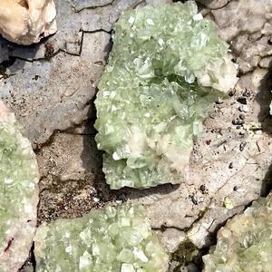Racimo de Apofilita Verde, Cristal Natural, Espécimen de Piedra Preciosa, Mineral Decorativo Elegante para Regalo o Colección - Product Image 2