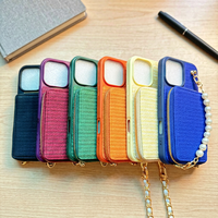 Élégant Portefeuille en Tissu Tressé Motif Animal avec Chaîne Amovible et Porte-Cartes – Support Téléphone Mains Libres Élégant à Porter en Bandoulière pour Coque iPhone 15
