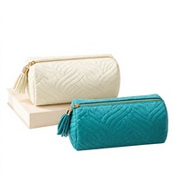 Pochette de maquillage en velours matelassé avec fermeture éclair, détails pompons haut de gamme, pochette cosmétique de niche, trousse de toilette multi-usage en tissu peluche