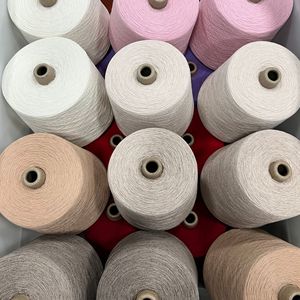 5% <span class=keywords><strong>cachemire</strong></span> 95% fil de coton pour écharpes douces femmes couleur unie enveloppes mince écharpe gland dame hiver <span class=keywords><strong>femme</strong></span> châle avec beaucoup de couleurs - Product Image 6