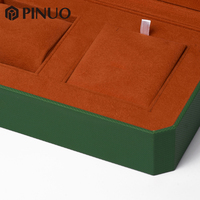 Caixa de Joias PINUO em Couro PU Verde com Interior em Suede Laranja, Estojo para Colares e Pingentes com Cantos Chanfrados e Logo Personalizado em Ouro