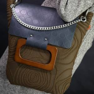 Borsa firmata Made In Italy di alta gamma Design In PVC e cotone borse Tote da donna fatte a mano In marrone - Product Image 1
