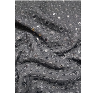 Tissu de kurta en rayonne de créateur très demandé, léger, respirant, doux au toucher, pour vêtements décontractés et de cérémonie, en vente - Product Image 5