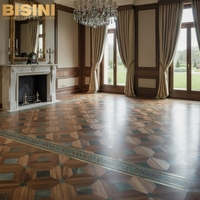 Hall d'entrée de villa de style italien somptueux, marbre vert incrusté de rayures de cuivre, parquet en marbre veiné, sol en bois.