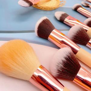 Ensemble de 12 pinceaux de maquillage de voyage avec étui rose, poils synthétiques, kit de pinceaux cosmétiques pour l'application du fond de teint - Product Image 6