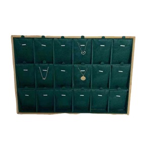 Bandeja de Madera RODEN/OEM para Joyas con 18 Compartimentos, Forro de Terciopelo Verde, Organizador de Collares, Modelo R26-JDS064 para Exhibición en Tiendas y Almacenamiento en el Hogar - Product Image 3