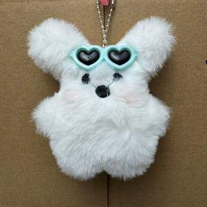 Pendentif en peluche chiot blanc volant avec lunettes cœur de pêche, vente en gros, best-seller, pour sac à clés - Product Image 3