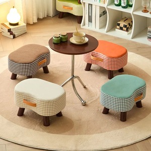 Kleine kruk met houten poten - schoenendispenser en voetenbank voor de woonkamer; salontafel lage kruk; stapelbaar, modern design - Product Image 2