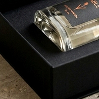 Boîte à parfum rigide de luxe personnalisée, style livre noir magnétique, avec doublure en éponge pour l'emballage de cosmétiques et de parfums