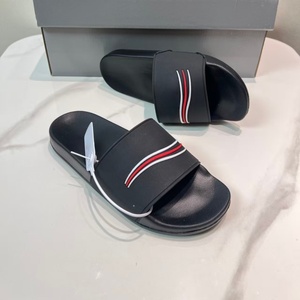 Nouvelles sandales de sport d'été 2025 pour hommes, design de luxe et tendance, semelle en caoutchouc de haute qualité, confortables et souples pour la plage (également pour femmes) - Product Image 1