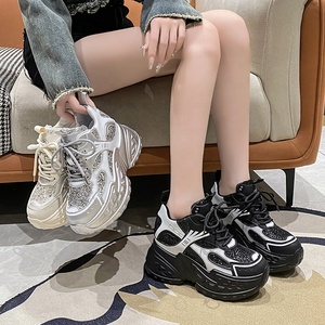 Dropshipping de chaussures de créateur à paillettes tendances avec logo personnalisé chaussures pour femmes chaussures à talons compensés style de marche <span class=keywords><strong>baskets</strong></span> décontractées pour femmes - Product Image 2