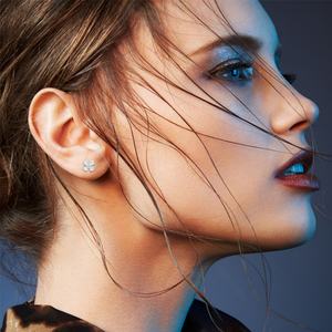 Pendientes Zoryn de Titanio Puro con Diseño de Trébol de Cuatro Hojas, Hipoalergénicos, Aptos para Perforaciones, Estilo Pañuelo para la Cabeza, Unisex - Product Image 3