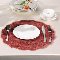 Napperon rond en velours matelassé de luxe Tapis de table à manger résistant à la chaleur aux bords festonnés pour les décorations de vacances